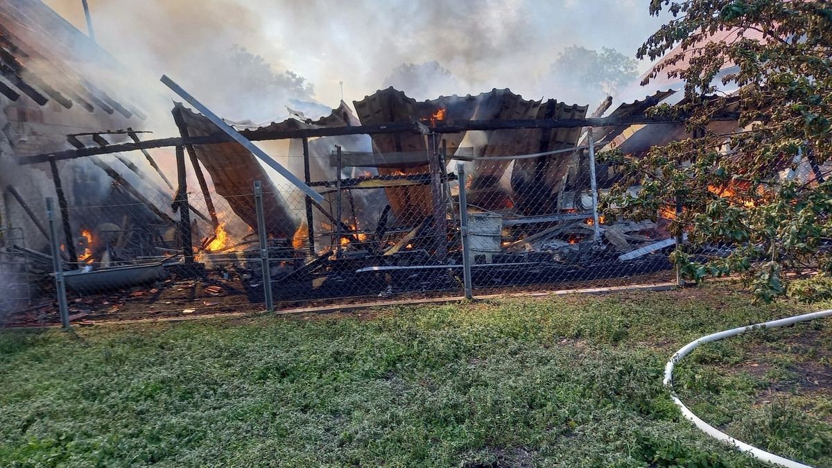 Großbrand in Hemleben (Kyffhäuserkreis). Hier brannten am Sonnabendnachmittag gegen 15:15 Uhr ein Wohnhaus und eine große Scheune komplett ab. Zahlreiche Einsatzkräfte waren bis in den Abend mit Löscharbeiten beschäftigtZur Brandursache wird ermittelt