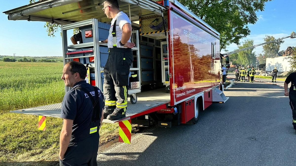 Großbrand in Hemleben (Kyffhäuserkreis). Hier brannten am Sonnabendnachmittag gegen 15:15 Uhr ein Wohnhaus und eine große Scheune komplett ab. Zahlreiche Einsatzkräfte waren bis in den Abend mit Löscharbeiten beschäftigtZur Brandursache wird ermittelt