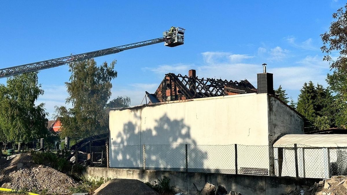 Großbrand in Hemleben (Kyffhäuserkreis). Hier brannten am Sonnabendnachmittag gegen 15:15 Uhr ein Wohnhaus und eine große Scheune komplett ab. Zahlreiche Einsatzkräfte waren bis in den Abend mit Löscharbeiten beschäftigtZur Brandursache wird ermittelt