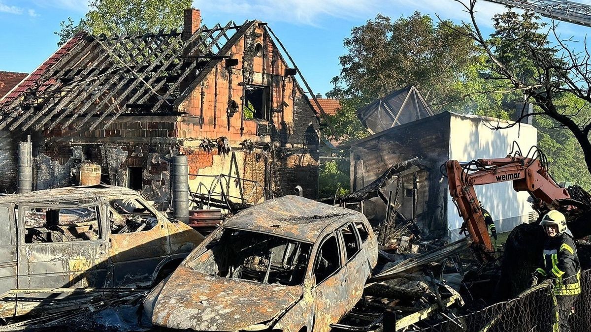 Großbrand in Hemleben (Kyffhäuserkreis). Hier brannten am Sonnabendnachmittag gegen 15:15 Uhr ein Wohnhaus und eine große Scheune komplett ab. Zahlreiche Einsatzkräfte waren bis in den Abend mit Löscharbeiten beschäftigtZur Brandursache wird ermittelt