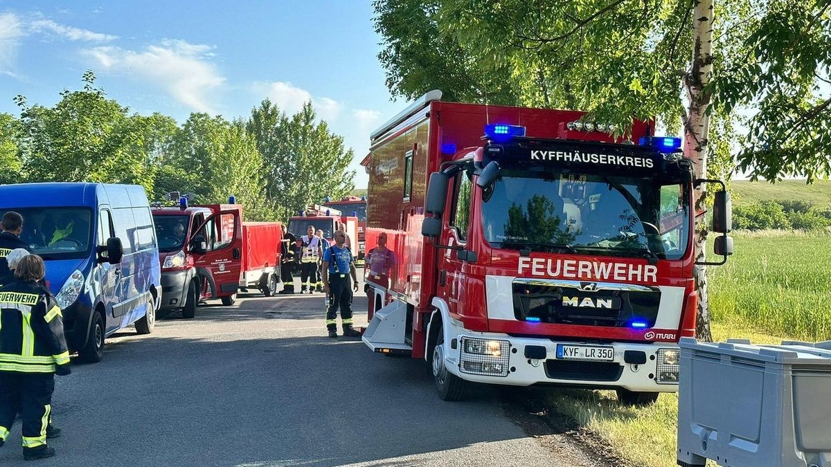 Großbrand in Hemleben (Kyffhäuserkreis). Hier brannten am Sonnabendnachmittag gegen 15:15 Uhr ein Wohnhaus und eine große Scheune komplett ab. Zahlreiche Einsatzkräfte waren bis in den Abend mit Löscharbeiten beschäftigtZur Brandursache wird ermittelt