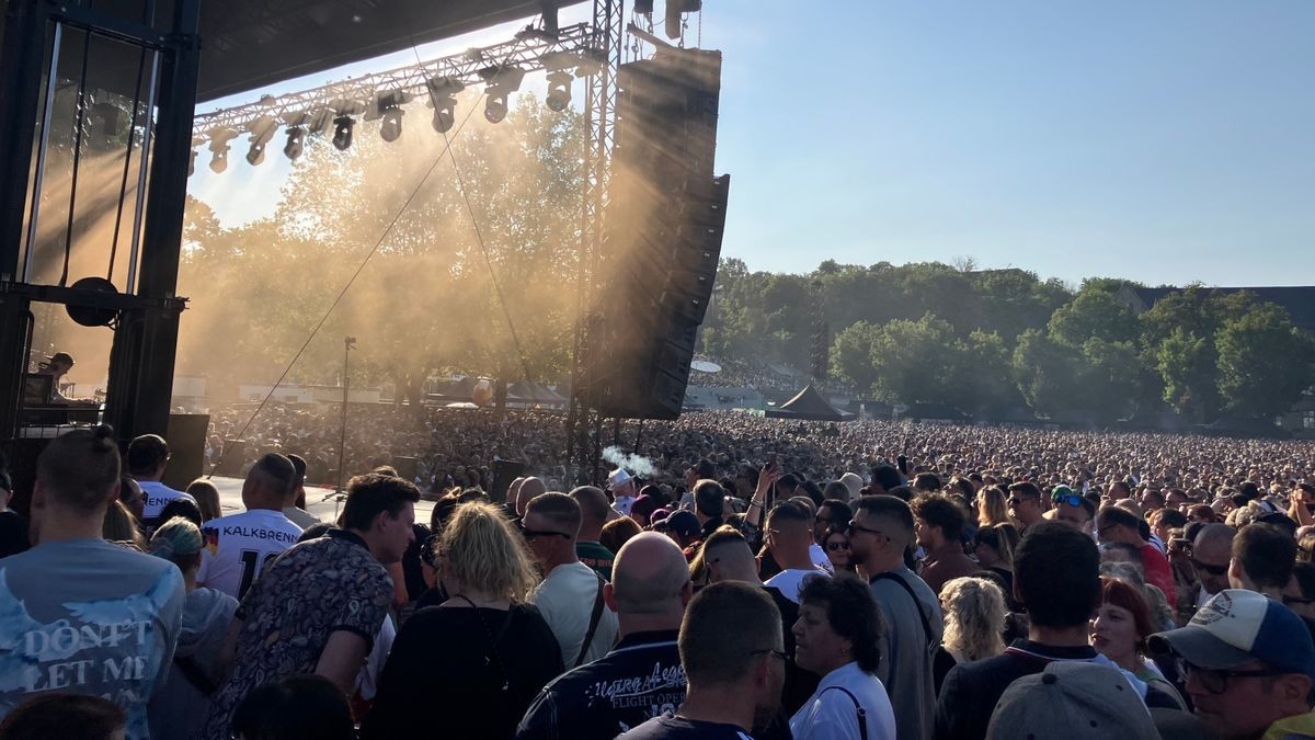 15.000 tanzen und feiern beim Auftritt von DJ Paul Kalkbrenner auf dem Domplatz.