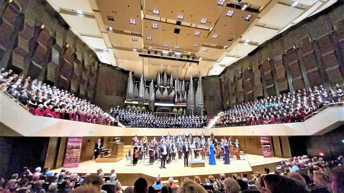 Für minutenlange stehende Ovationen sorgten am Sonntag die mehr als 500 Sänger und Musiker im Gewandhaus.