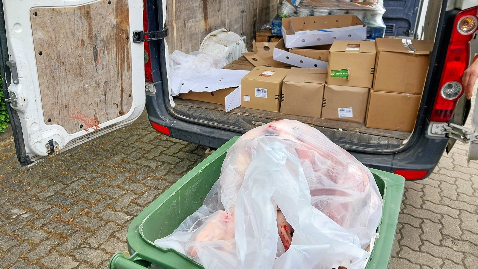 Polizei macht EkelFund auf A24 ungekühltes Fleisch in dreckigem Transporter
