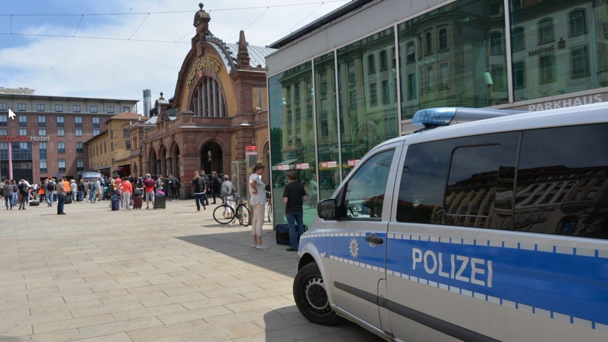 Die Polizei beginnt am Montagmittag den Bahnhof in Erfurt zu räumen.