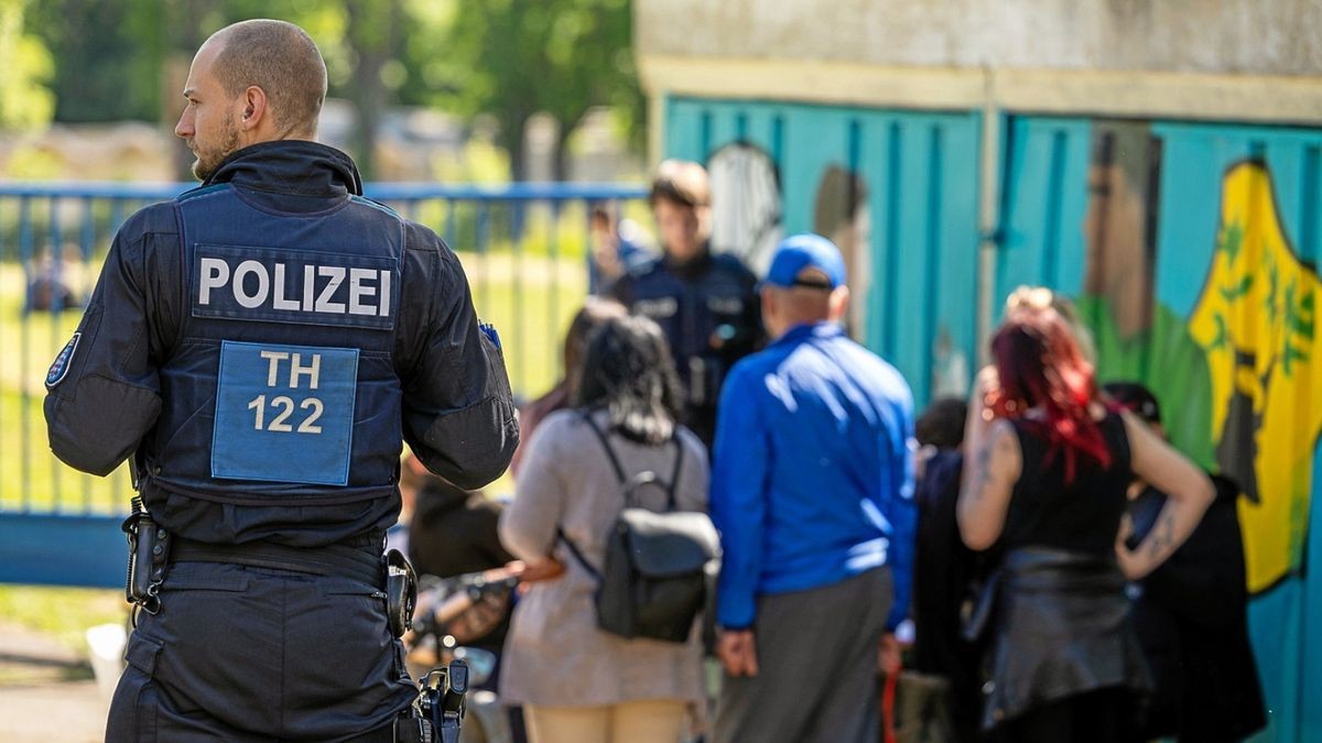 Nach dem Brand in der Apoldaer Gemeinschaftsunterkunft wurden die Bewohner zunächst registriert, was einige Zeit dauerte.