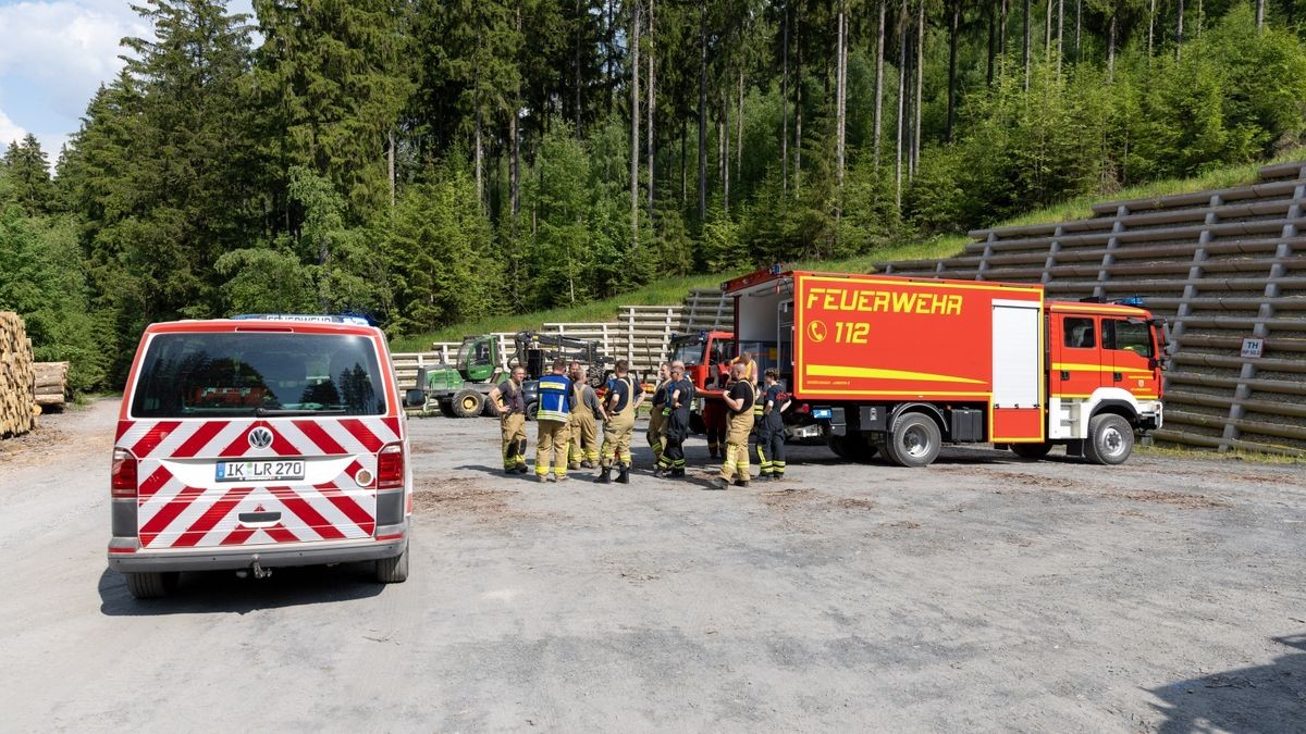 Zu einem Brand in einem Waldstück im Landkreis Ilm-Kreis wurden die Kräfte der Feuerwehr am Montagnachmittag (05.06.23) nach Gehren bei Ilmenau alarmiert. Hier branden im tiefen Inneren des Waldes rund 200 Quadratmeter Waldfläche. Die Einsatzkräfte löschten diese und konnten das Übergreifen auf eine Forstmaschine noch verhindern. Mit Haken musste der Boden umgegraben werden, um weitere Glutnester zu löschen. Wie der Brand entstanden ist, ist derzeit noch unklar.