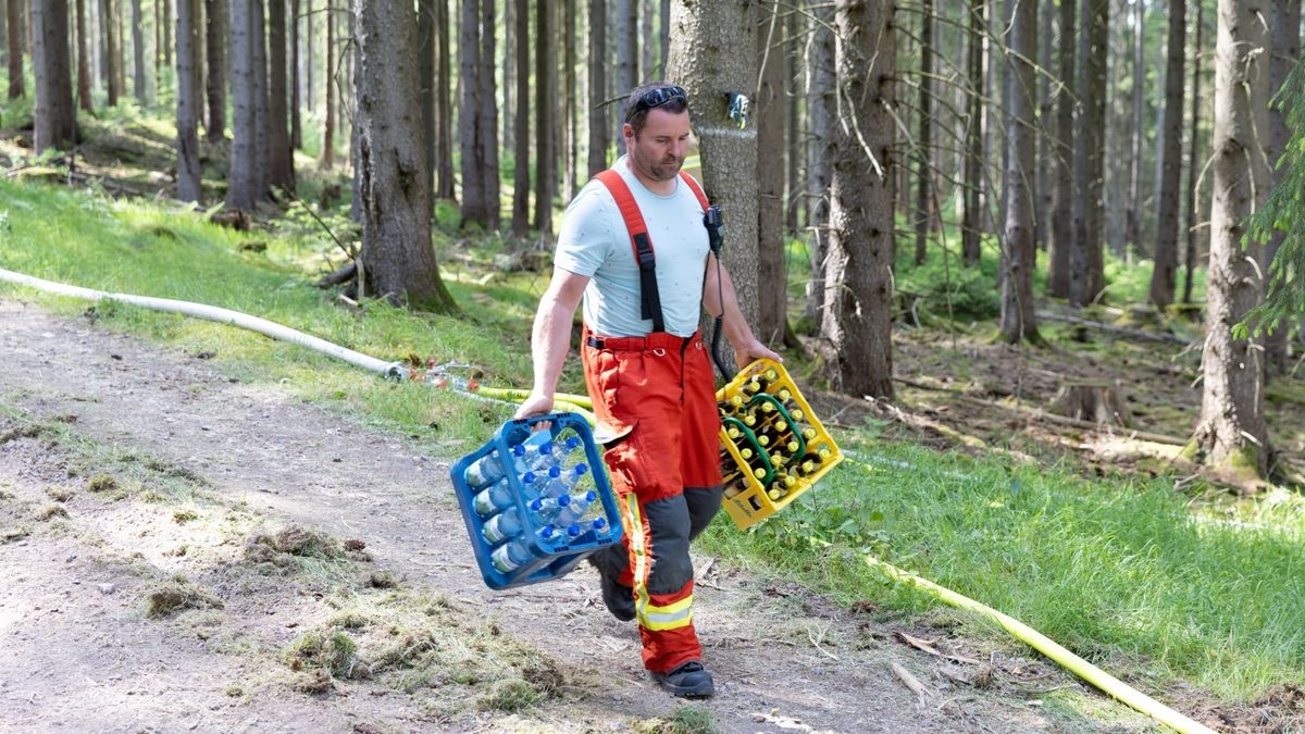 Zu einem Brand in einem Waldstück im Landkreis Ilm-Kreis wurden die Kräfte der Feuerwehr am Montagnachmittag (05.06.23) nach Gehren bei Ilmenau alarmiert. Hier branden im tiefen Inneren des Waldes rund 200 Quadratmeter Waldfläche. Die Einsatzkräfte löschten diese und konnten das Übergreifen auf eine Forstmaschine noch verhindern. Mit Haken musste der Boden umgegraben werden, um weitere Glutnester zu löschen. Wie der Brand entstanden ist, ist derzeit noch unklar.