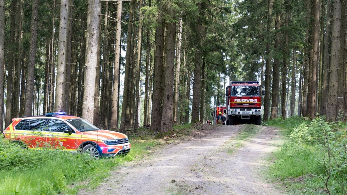 Zu einem Brand in einem Waldstück im Landkreis Ilm-Kreis wurden die Kräfte der Feuerwehr am Montagnachmittag (05.06.23) nach Gehren bei Ilmenau alarmiert. Hier branden im tiefen Inneren des Waldes rund 200 Quadratmeter Waldfläche. Die Einsatzkräfte löschten diese und konnten das Übergreifen auf eine Forstmaschine noch verhindern. Mit Haken musste der Boden umgegraben werden, um weitere Glutnester zu löschen. Wie der Brand entstanden ist, ist derzeit noch unklar.