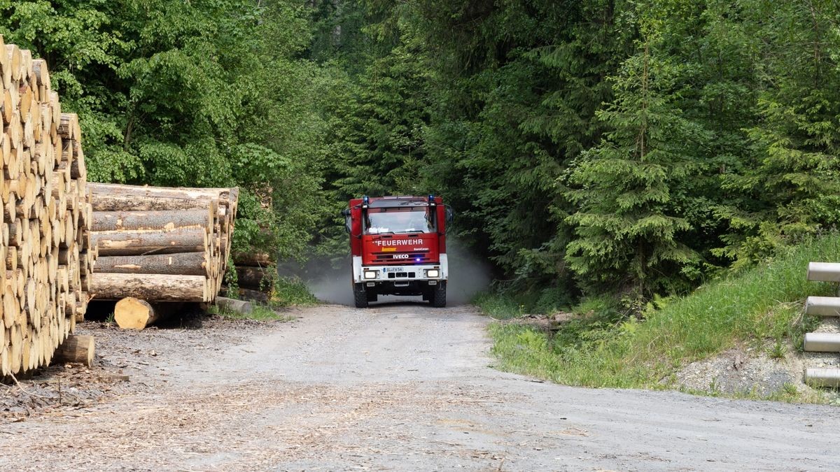 Zu einem Brand in einem Waldstück im Landkreis Ilm-Kreis wurden die Kräfte der Feuerwehr am Montagnachmittag (05.06.23) nach Gehren bei Ilmenau alarmiert. Hier branden im tiefen Inneren des Waldes rund 200 Quadratmeter Waldfläche. Die Einsatzkräfte löschten diese und konnten das Übergreifen auf eine Forstmaschine noch verhindern. Mit Haken musste der Boden umgegraben werden, um weitere Glutnester zu löschen. Wie der Brand entstanden ist, ist derzeit noch unklar.