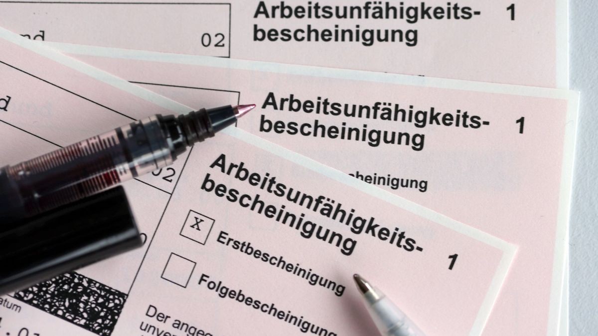 Laut einer Berlin weiten Untersuchung der DAK war der Krankenstand vergangenes Jahr in Berufen mit besonderem Fachkräftemangel deutlich erhöht.