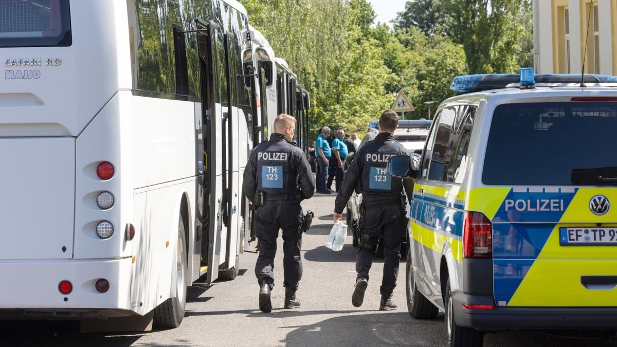 Busse stehen nach dem Brand in der Flüchtlingsunterkunft bereit.