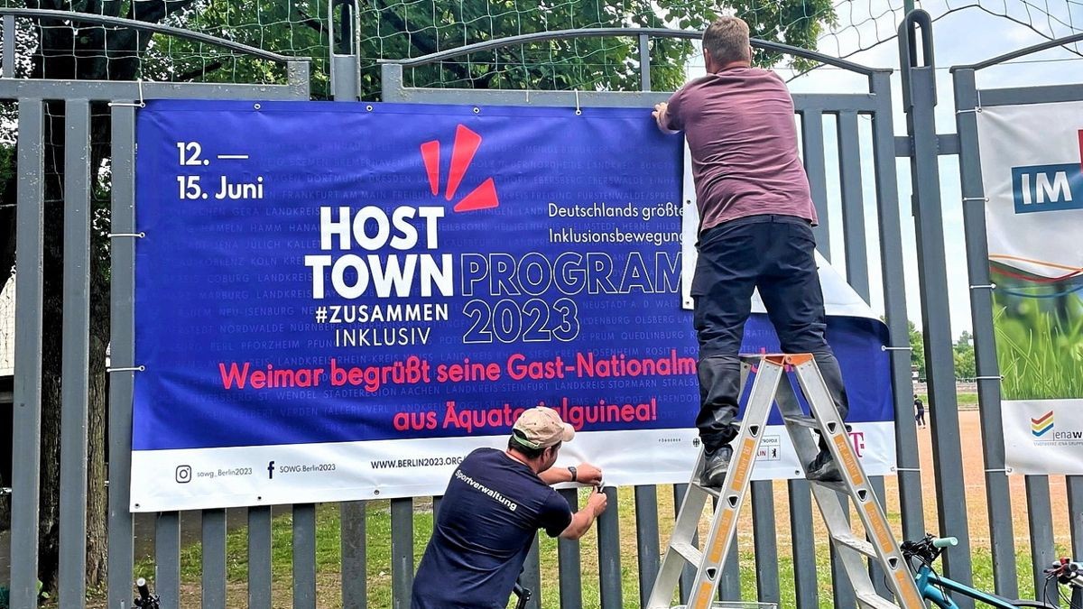 Nach der Absage des Teams aus Äquatorialguinea haben Georg Schöne und Steve Donkov (von links) das erst Montag angebrachte Begrüßungsbanner am Stadionzaun Mittwoch wieder abgehängt.