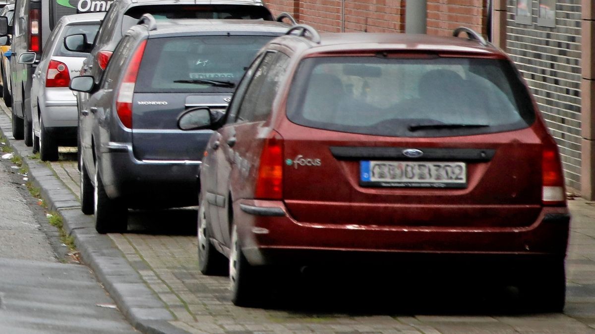 Symbolbild: Das Parken auf dem Fußweg ist vielerorts ein Streitthema.