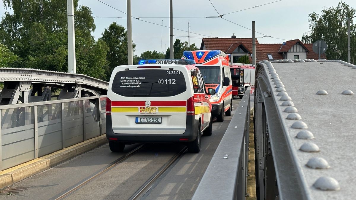 Ein Großaufgebot der Feuerwehr Gera eilte zur Wasserrettung, da nicht klar war, ob die Person hilflos im Wasser schwamm.