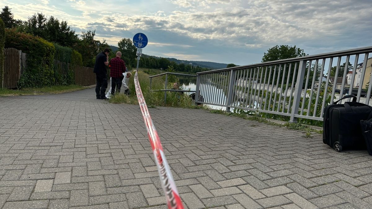 Die Polizei sicherte die Einsatzstelle, die Kriminalpolizei nahm mit mehreren Einheiten die Spurensuche rund um die Fundstelle auf, ein Gerichtsmediziner war vor Ort.Derzeit sei nicht geklärt, ob es sich um ein Unglück oder eine Gewalttat an dem älteren Herren gehandelt hat, die Ermittlungen dazu laufen.