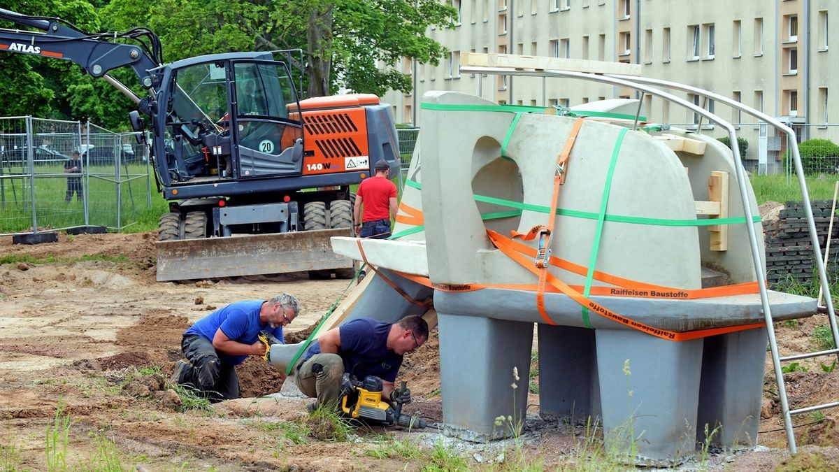 Auf dem Elefanten-Spielplatz im Thälmannviertel an der Wilhelm-Pieck-Straße versuchen Bauleute das Spielgerät zunächst mit Akku-Abbruchhämmern und später mit dem Hydraulikhammer eines Baggers vom Fundament zu trennen.