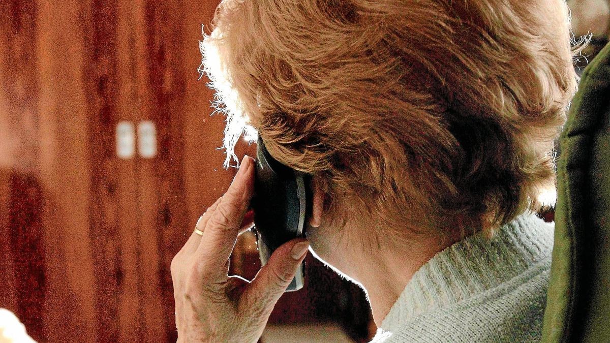 Eine Unbekannte gab sich am Telefon als Polizistin aus (Symbolfoto).