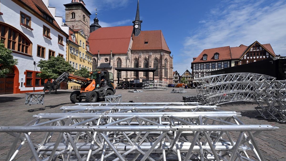 Auf dem Markt in Schmalkalden wird vor dem historischen Rathaus und der Stadtkirche Sankt Georg eine Bühne für den Thüringentag aufgebaut.