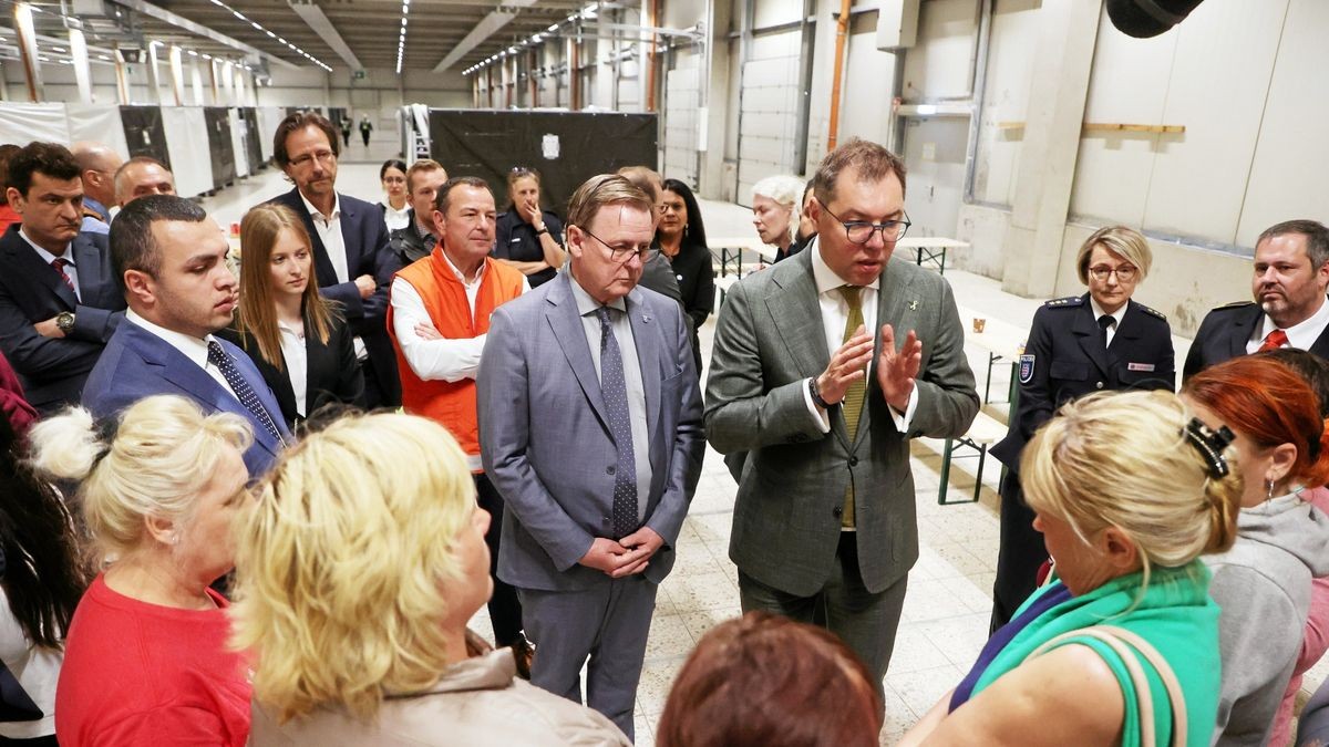 Botschafter Oleksii Makeiev (r) und Ministerpräsident Bodo Ramelow im Gespräch mit geflüchteten in Hermsdorf. 