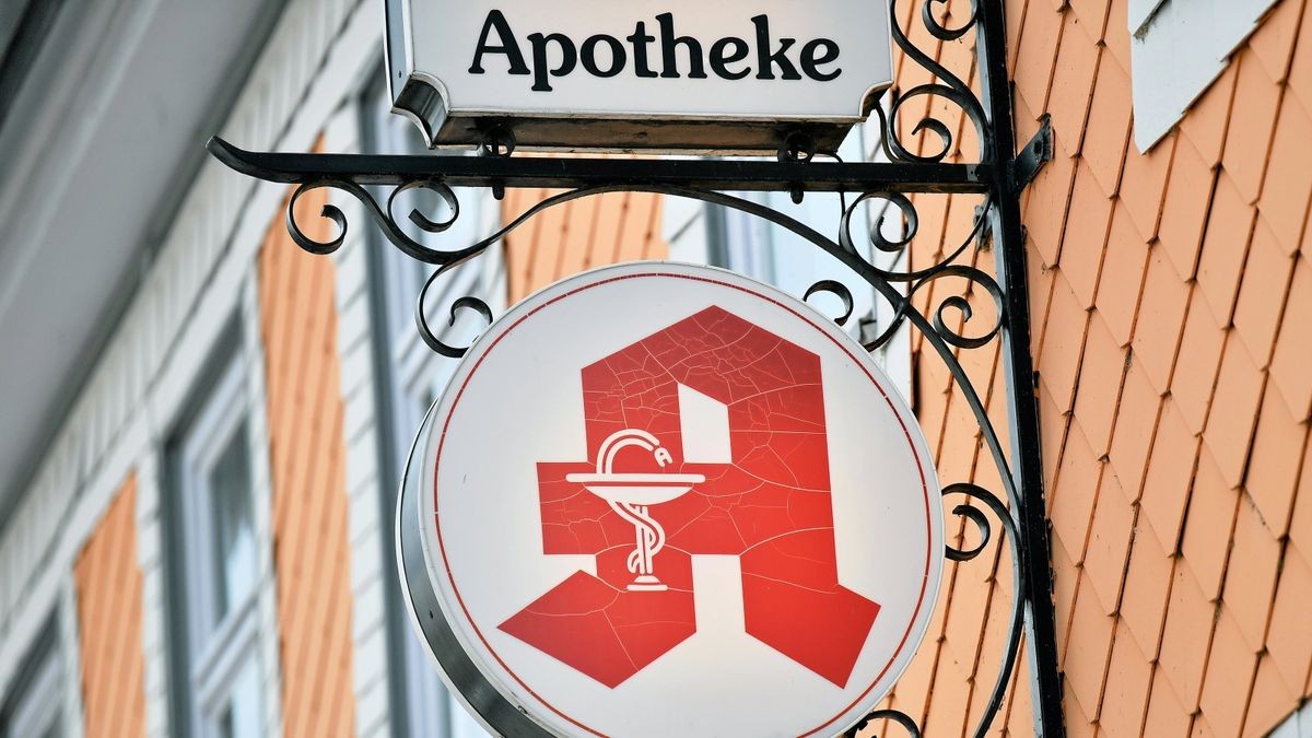 Das Apothekenzeichen an der Hausfassade über dem Eingang einer Apotheke