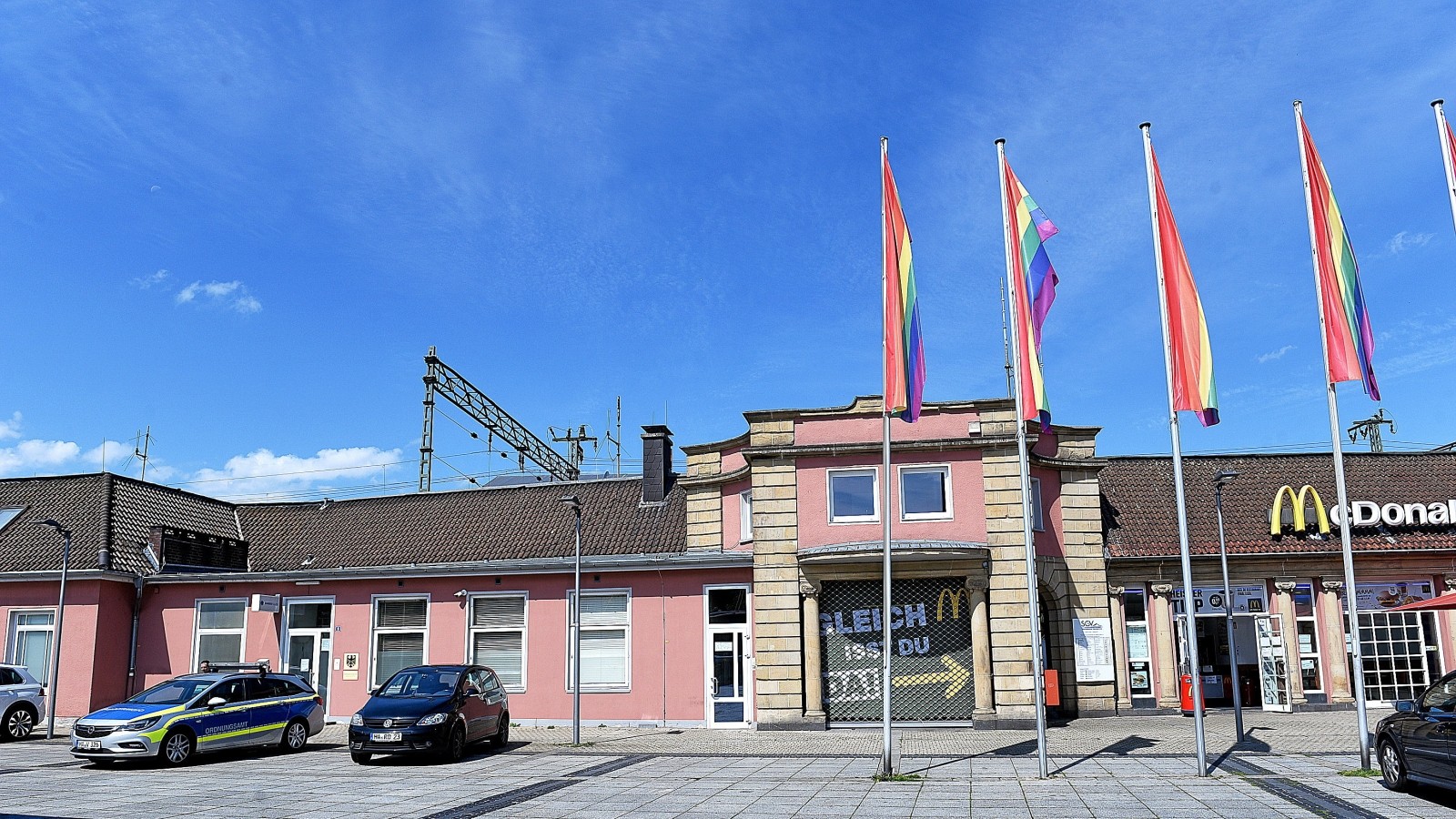 Hagen: Mann pinkelt an Wand der Polizeiwache am Bahnhof