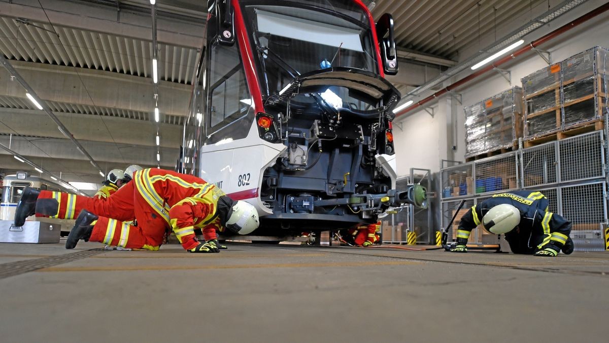 Manchmal müssen die Bahnen nach Unfällen auch angehoben werden. Die Rettung von Personen unter dem Tramlink übt die Erfurter Berufsfeuerwehr regelmäßig, wie hier im April bei der Evag.