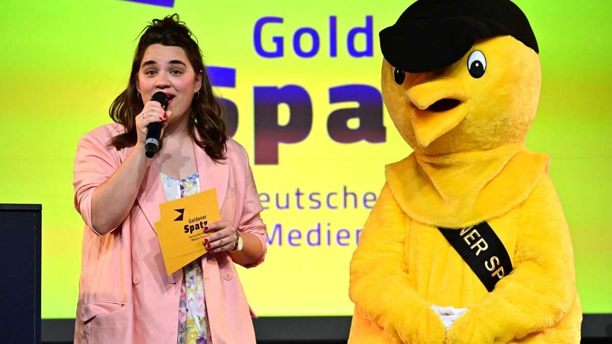 Elisabeth Wenk, Festivalleiterin, steht mit dem Maskottchen vor der Preisverleihung beim 31. Deutsches Kinder-Medien-Festival 