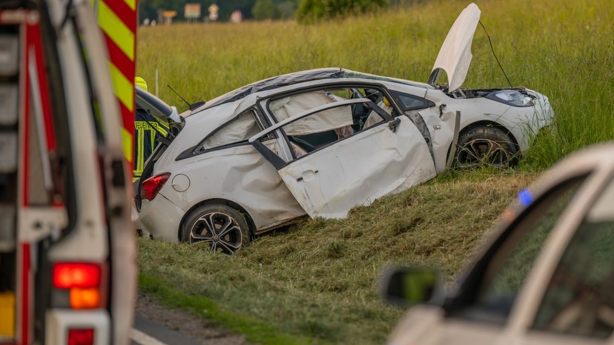 Der junge Mann wurde mit einem Rettungswagen schwerverletzt in ein Krankenhaus gebracht. Die Strecke war für etwa 45 Minuten voll gesperrt.