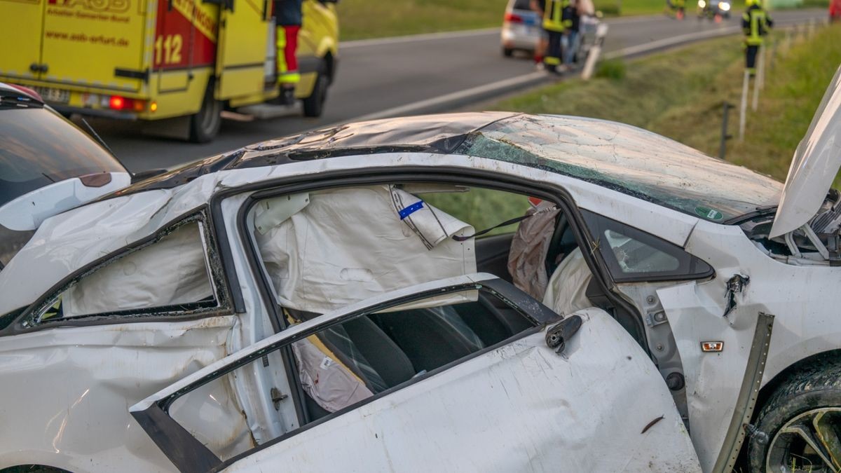 Zeugenaussagen zufolge wurde der junge Mann in seinem Opel von einem anderen Fahrzeug überholt, als er etwas zu weit nach rechts geriet. 