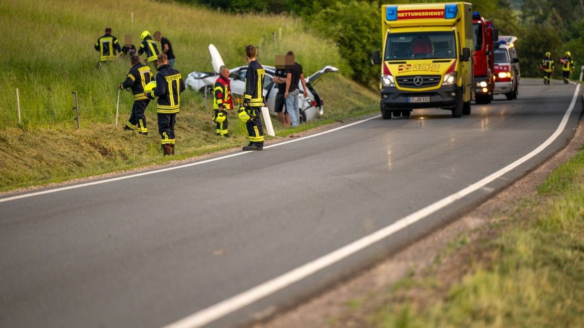 Dies gelang ihm jedoch nicht, sodass er über die Gegenfahrbahn in den Straßengraben fuhr und sich dort mit seinem Fahrzeug überschlug.