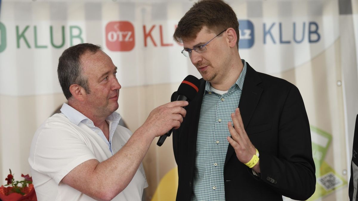 100 Jahre Schleizer Dreieck Leserfest der TA, OTZ und TLZ: Moderator René Pfeuffer interviewt OTZ-Chefredakteur Nils Kawig.