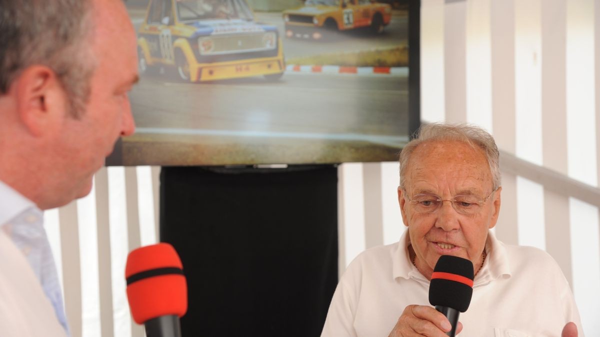 Rennfahrerlegende Hans-Dieter Kessler (rechts) im Gespräch mit Moderator René Pfeuffer. Das Jubiläum 