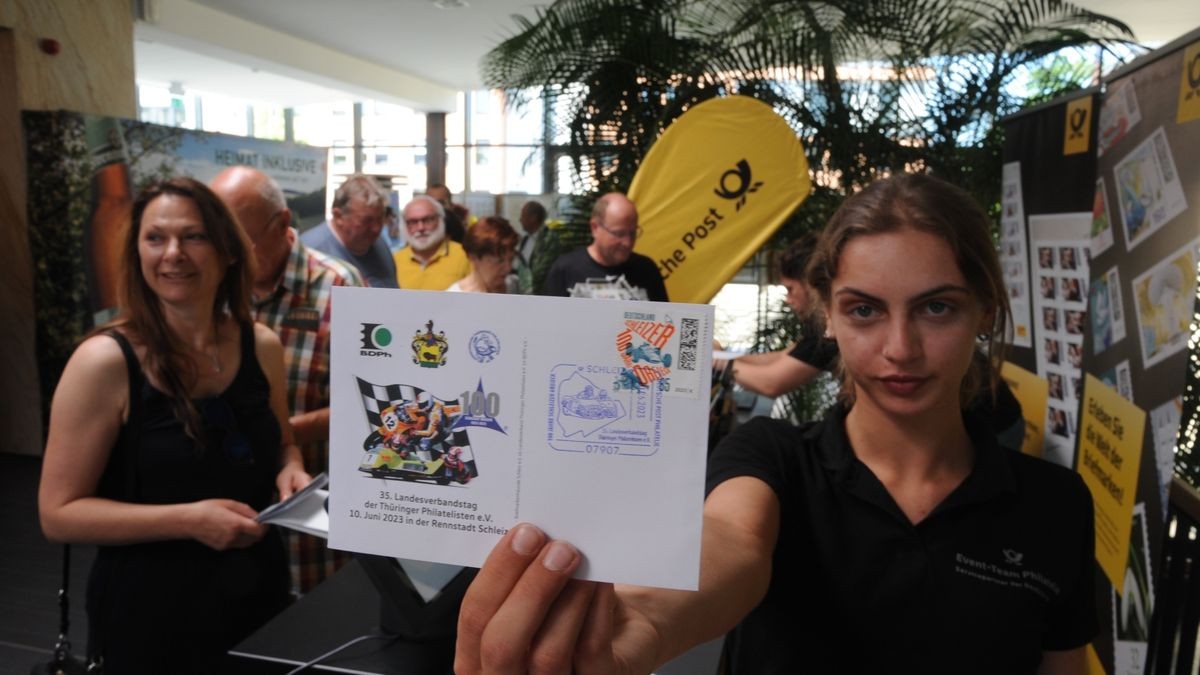 Dina Rau vom Eventteam der Deutschen Post verkauft am Rande des Landesverbandstages der Thüringer Philatelisten in der Schleizer Wisentahalle Ersttagsbriefe mit der Sonderbriefmarke 