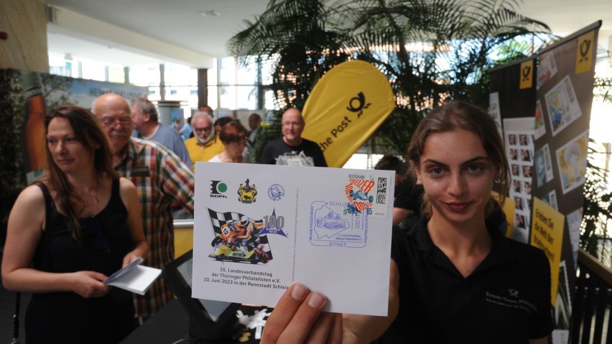 Dina Rau vom Eventteam der Deutschen Post verkauft am Rande des Landesverbandstages der Thüringer Philatelisten in der Schleizer Wisentahalle Ersttagsbriefe mit der Sonderbriefmarke 