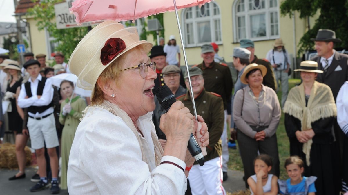 Der überwiegende Teil der rund 600 Fahrzeuge auf zwei, drei und vier Rädern, die an der Veranstaltung „Schleizer Dreieck 100“ anlässlich des Rennstreckenjubiläums teilnahmen, beteiligte sich am Samstagnachmittag bei der Nachstellung des historischen Starts von 1923. Über 70 Komparsen in Bekleidung der ersten Jahrzehnte des 100 Jahre alt gewordenen Schleizer Dreiecks standen nahe des Gasthauses Weidmannsruhe bei Schleiz-Oberböhmsdorf am Rand der Rennstrecke. Sie verfolgten wie Stadtarchivar Ingo Möckel den damaligen Rennleiter Johannes Wächter spielte und die Strecke freigab. Heimatgeschichtlicher Juergen K. Klimpke verkörperte den Schleizer-Dreieck-Entdecker Karl Slevogt, der in einem Apollo-Fahrzeug mitfuhr.