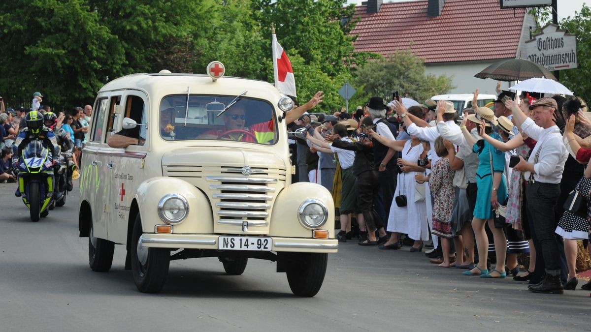 Der überwiegende Teil der rund 600 Fahrzeuge auf zwei, drei und vier Rädern, die an der Veranstaltung „Schleizer Dreieck 100“ anlässlich des Rennstreckenjubiläums teilnahmen, beteiligte sich am Samstagnachmittag bei der Nachstellung des historischen Starts von 1923. Über 70 Komparsen in Bekleidung der ersten Jahrzehnte des 100 Jahre alt gewordenen Schleizer Dreiecks standen nahe des Gasthauses Weidmannsruhe bei Schleiz-Oberböhmsdorf am Rand der Rennstrecke. Sie verfolgten wie Stadtarchivar Ingo Möckel den damaligen Rennleiter Johannes Wächter spielte und die Strecke freigab. Heimatgeschichtlicher Juergen K. Klimpke verkörperte den Schleizer-Dreieck-Entdecker Karl Slevogt, der in einem Apollo-Fahrzeug mitfuhr.