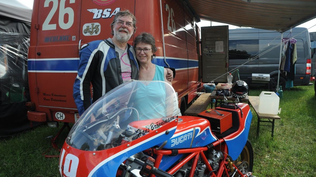 Hans und Maria Brönnimann aus der Schweiz mit einer Ducati TT2 und einem Opel-Blitz-Van. Der überwiegende Teil der rund 600 Fahrzeuge auf zwei, drei und vier Rädern, die an der Veranstaltung „Schleizer Dreieck 100“ anlässlich des Rennstreckenjubiläums teilnahmen, beteiligte sich am Samstagnachmittag bei der Nachstellung des historischen Starts von 1923. Über 70 Komparsen in Bekleidung der ersten Jahrzehnte des 100 Jahre alt gewordenen Schleizer Dreiecks standen nahe des Gasthauses Weidmannsruhe bei Schleiz-Oberböhmsdorf am Rand der Rennstrecke. Sie verfolgten wie Stadtarchivar Ingo Möckel den damaligen Rennleiter Johannes Wächter spielte und die Strecke freigab. Heimatgeschichtlicher Juergen K. Klimpke verkörperte den Schleizer-Dreieck-Entdecker Karl Slevogt, der in einem Apollo-Fahrzeug mitfuhr.