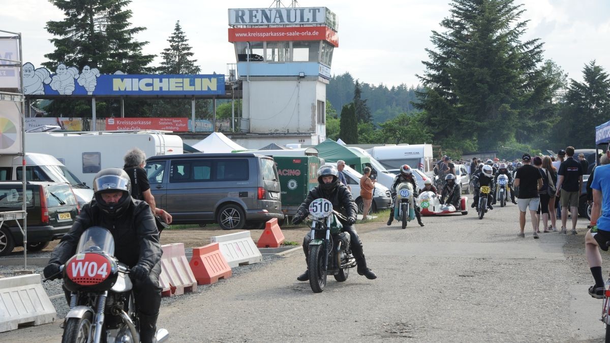 Der überwiegende Teil der rund 600 Fahrzeuge auf zwei, drei und vier Rädern, die an der Veranstaltung „Schleizer Dreieck 100“ anlässlich des Rennstreckenjubiläums teilnahmen, beteiligte sich am Samstagnachmittag bei der Nachstellung des historischen Starts von 1923. Über 70 Komparsen in Bekleidung der ersten Jahrzehnte des 100 Jahre alt gewordenen Schleizer Dreiecks standen nahe des Gasthauses Weidmannsruhe bei Schleiz-Oberböhmsdorf am Rand der Rennstrecke. Sie verfolgten wie Stadtarchivar Ingo Möckel den damaligen Rennleiter Johannes Wächter spielte und die Strecke freigab. Heimatgeschichtlicher Juergen K. Klimpke verkörperte den Schleizer-Dreieck-Entdecker Karl Slevogt, der in einem Apollo-Fahrzeug mitfuhr.