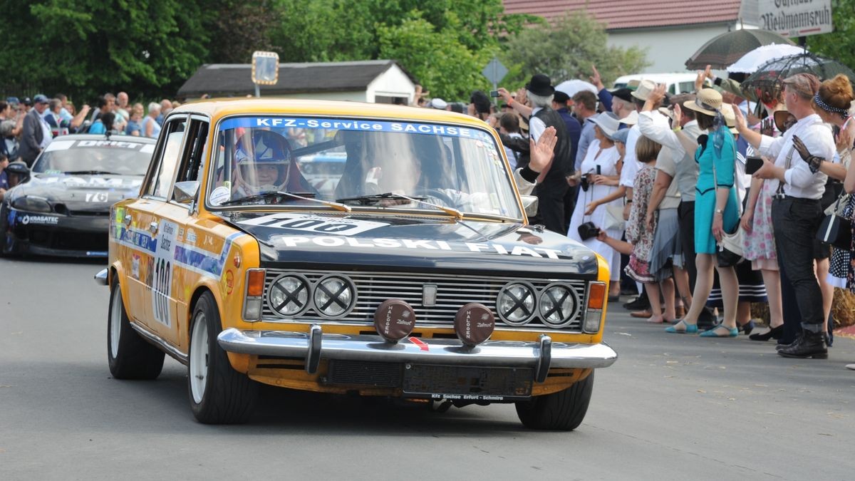 Der überwiegende Teil der rund 600 Fahrzeuge auf zwei, drei und vier Rädern, die an der Veranstaltung „Schleizer Dreieck 100“ anlässlich des Rennstreckenjubiläums teilnahmen, beteiligte sich am Samstagnachmittag bei der Nachstellung des historischen Starts von 1923. Über 70 Komparsen in Bekleidung der ersten Jahrzehnte des 100 Jahre alt gewordenen Schleizer Dreiecks standen nahe des Gasthauses Weidmannsruhe bei Schleiz-Oberböhmsdorf am Rand der Rennstrecke. Sie verfolgten wie Stadtarchivar Ingo Möckel den damaligen Rennleiter Johannes Wächter spielte und die Strecke freigab. Heimatgeschichtlicher Juergen K. Klimpke verkörperte den Schleizer-Dreieck-Entdecker Karl Slevogt, der in einem Apollo-Fahrzeug mitfuhr.