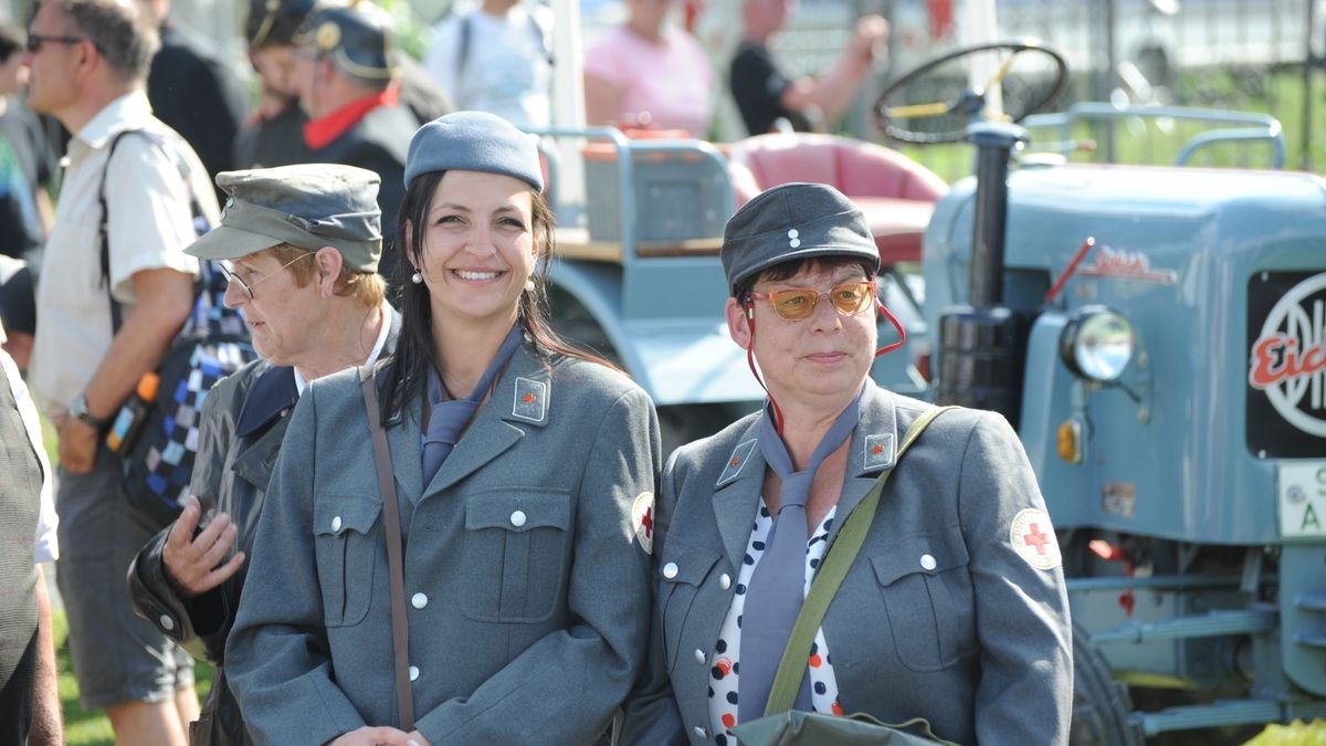 Der überwiegende Teil der rund 600 Fahrzeuge auf zwei, drei und vier Rädern, die an der Veranstaltung „Schleizer Dreieck 100“ anlässlich des Rennstreckenjubiläums teilnahmen, beteiligte sich am Samstagnachmittag bei der Nachstellung des historischen Starts von 1923. Über 70 Komparsen in Bekleidung der ersten Jahrzehnte des 100 Jahre alt gewordenen Schleizer Dreiecks standen nahe des Gasthauses Weidmannsruhe bei Schleiz-Oberböhmsdorf am Rand der Rennstrecke. Sie verfolgten wie Stadtarchivar Ingo Möckel den damaligen Rennleiter Johannes Wächter spielte und die Strecke freigab. Heimatgeschichtlicher Juergen K. Klimpke verkörperte den Schleizer-Dreieck-Entdecker Karl Slevogt, der in einem Apollo-Fahrzeug mitfuhr.