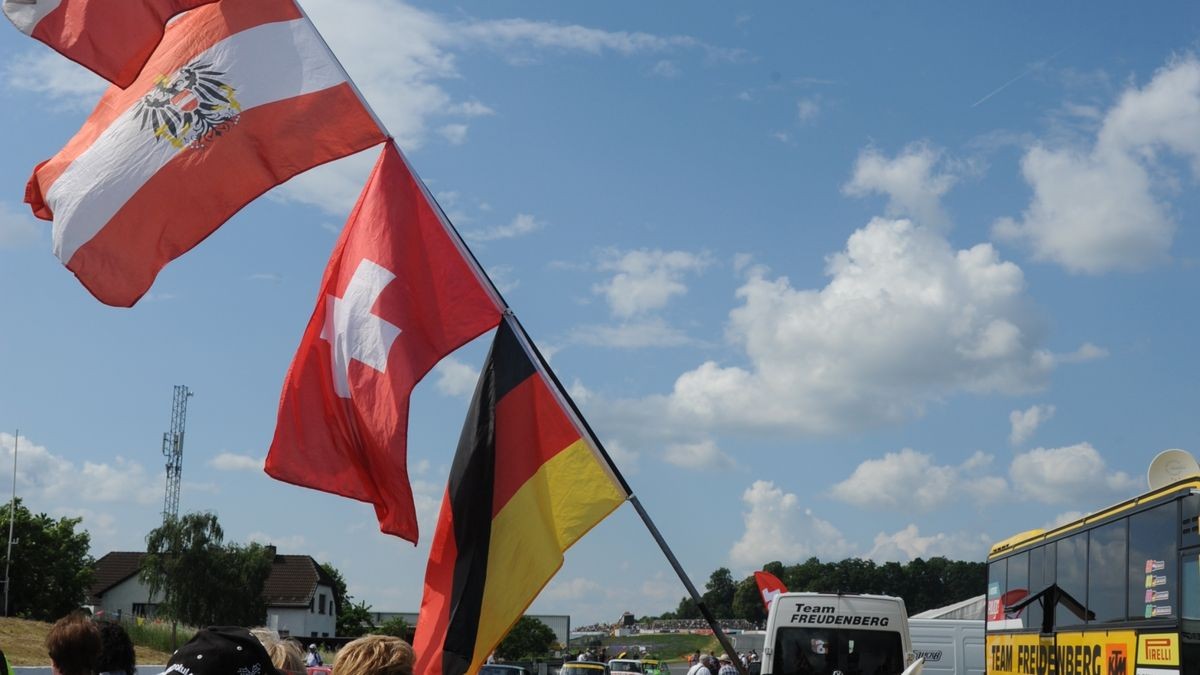 Der überwiegende Teil der rund 600 Fahrzeuge auf zwei, drei und vier Rädern, die an der Veranstaltung „Schleizer Dreieck 100“ anlässlich des Rennstreckenjubiläums teilnahmen, beteiligte sich am Samstagnachmittag bei der Nachstellung des historischen Starts von 1923. Über 70 Komparsen in Bekleidung der ersten Jahrzehnte des 100 Jahre alt gewordenen Schleizer Dreiecks standen nahe des Gasthauses Weidmannsruhe bei Schleiz-Oberböhmsdorf am Rand der Rennstrecke. Sie verfolgten wie Stadtarchivar Ingo Möckel den damaligen Rennleiter Johannes Wächter spielte und die Strecke freigab. Heimatgeschichtlicher Juergen K. Klimpke verkörperte den Schleizer-Dreieck-Entdecker Karl Slevogt, der in einem Apollo-Fahrzeug mitfuhr.