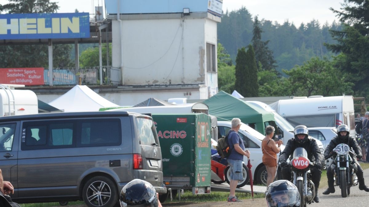 Der überwiegende Teil der rund 600 Fahrzeuge auf zwei, drei und vier Rädern, die an der Veranstaltung „Schleizer Dreieck 100“ anlässlich des Rennstreckenjubiläums teilnahmen, beteiligte sich am Samstagnachmittag bei der Nachstellung des historischen Starts von 1923. Über 70 Komparsen in Bekleidung der ersten Jahrzehnte des 100 Jahre alt gewordenen Schleizer Dreiecks standen nahe des Gasthauses Weidmannsruhe bei Schleiz-Oberböhmsdorf am Rand der Rennstrecke. Sie verfolgten wie Stadtarchivar Ingo Möckel den damaligen Rennleiter Johannes Wächter spielte und die Strecke freigab. Heimatgeschichtlicher Juergen K. Klimpke verkörperte den Schleizer-Dreieck-Entdecker Karl Slevogt, der in einem Apollo-Fahrzeug mitfuhr.