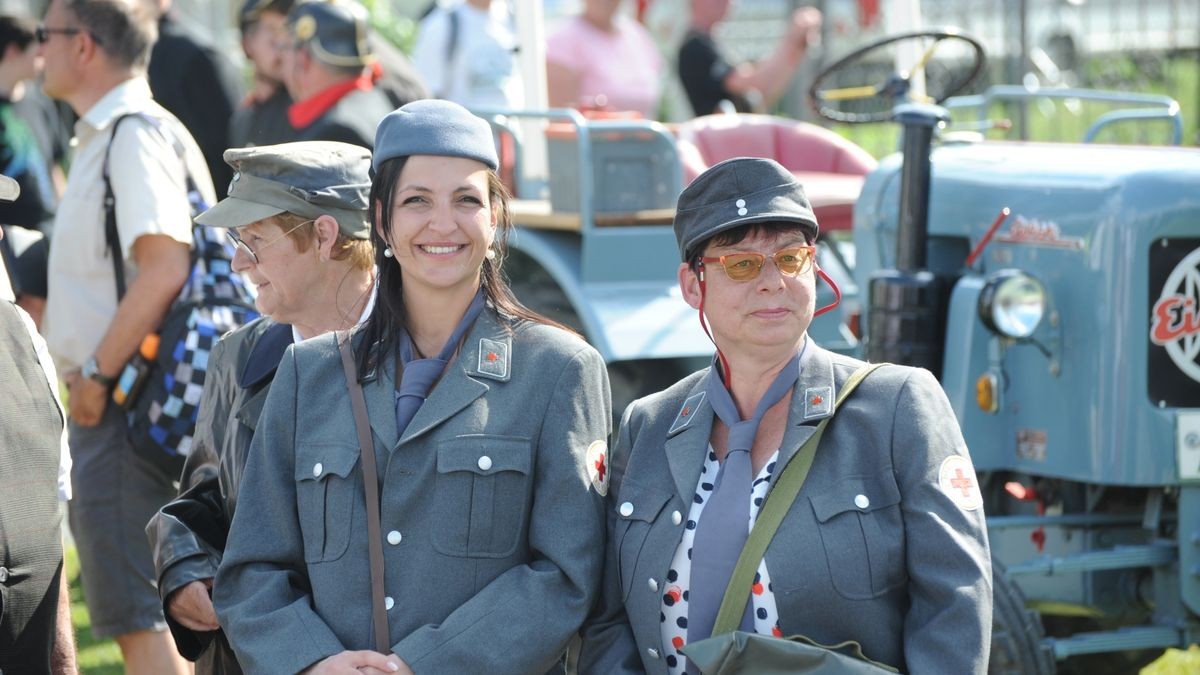 Der überwiegende Teil der rund 600 Fahrzeuge auf zwei, drei und vier Rädern, die an der Veranstaltung „Schleizer Dreieck 100“ anlässlich des Rennstreckenjubiläums teilnahmen, beteiligte sich am Samstagnachmittag bei der Nachstellung des historischen Starts von 1923. Über 70 Komparsen in Bekleidung der ersten Jahrzehnte des 100 Jahre alt gewordenen Schleizer Dreiecks standen nahe des Gasthauses Weidmannsruhe bei Schleiz-Oberböhmsdorf am Rand der Rennstrecke. Sie verfolgten wie Stadtarchivar Ingo Möckel den damaligen Rennleiter Johannes Wächter spielte und die Strecke freigab. Heimatgeschichtlicher Juergen K. Klimpke verkörperte den Schleizer-Dreieck-Entdecker Karl Slevogt, der in einem Apollo-Fahrzeug mitfuhr.