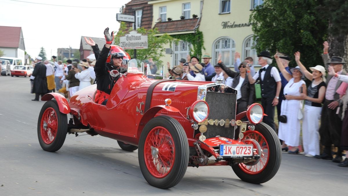 Der überwiegende Teil der rund 600 Fahrzeuge auf zwei, drei und vier Rädern, die an der Veranstaltung „Schleizer Dreieck 100“ anlässlich des Rennstreckenjubiläums teilnahmen, beteiligte sich am Samstagnachmittag bei der Nachstellung des historischen Starts von 1923. Über 70 Komparsen in Bekleidung der ersten Jahrzehnte des 100 Jahre alt gewordenen Schleizer Dreiecks standen nahe des Gasthauses Weidmannsruhe bei Schleiz-Oberböhmsdorf am Rand der Rennstrecke. Sie verfolgten wie Stadtarchivar Ingo Möckel den damaligen Rennleiter Johannes Wächter spielte und die Strecke freigab. Heimatgeschichtlicher Juergen K. Klimpke verkörperte den Schleizer-Dreieck-Entdecker Karl Slevogt, der in einem Apollo-Fahrzeug mitfuhr.