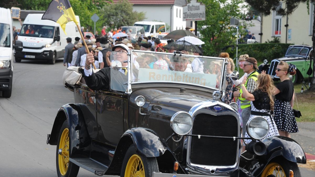 Der überwiegende Teil der rund 600 Fahrzeuge auf zwei, drei und vier Rädern, die an der Veranstaltung „Schleizer Dreieck 100“ anlässlich des Rennstreckenjubiläums teilnahmen, beteiligte sich am Samstagnachmittag bei der Nachstellung des historischen Starts von 1923. Über 70 Komparsen in Bekleidung der ersten Jahrzehnte des 100 Jahre alt gewordenen Schleizer Dreiecks standen nahe des Gasthauses Weidmannsruhe bei Schleiz-Oberböhmsdorf am Rand der Rennstrecke. Sie verfolgten wie Stadtarchivar Ingo Möckel den damaligen Rennleiter Johannes Wächter spielte und die Strecke freigab. Heimatgeschichtlicher Juergen K. Klimpke verkörperte den Schleizer-Dreieck-Entdecker Karl Slevogt, der in einem Apollo-Fahrzeug mitfuhr.