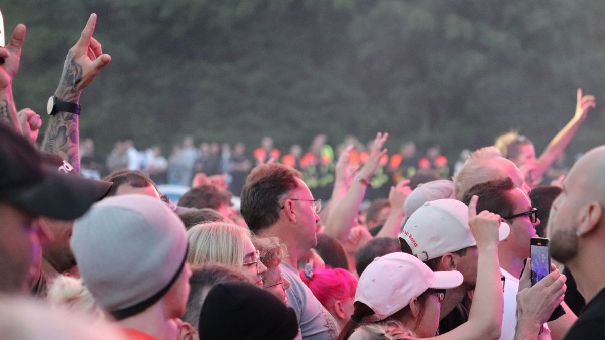 Rund 7000 Fans raven am Samstagabend, 10. Juni, mit Scooter unterhalb der Burg Scharfenstein. Nicht nur aus dem Eichsfeld reisten die Fans an. Aus der gesamten  Bundesrepublik und sogar aus Österreich machten sich die Technofans auf den Weg zum Scharfenstein. 