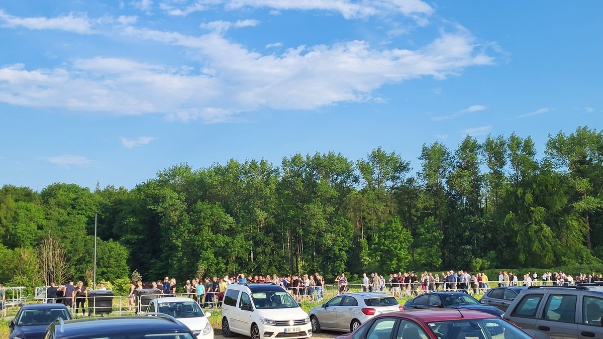 Rund 7000 Fans raven am Samstagabend, 10. Juni, mit Scooter unterhalb der Burg Scharfenstein. Nicht nur aus dem Eichsfeld reisten die Fans an. Aus der gesamten  Bundesrepublik und sogar aus Österreich machten sich die Technofans auf den Weg zum Scharfenstein. 