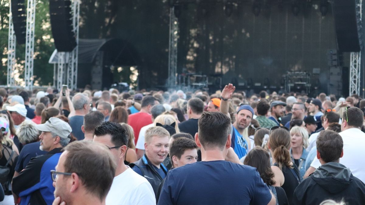 Rund 7000 Fans raven am Samstagabend, 10. Juni, mit Scooter unterhalb der Burg Scharfenstein. Nicht nur aus dem Eichsfeld reisten die Fans an. Aus der gesamten  Bundesrepublik und sogar aus Österreich machten sich die Technofans auf den Weg zum Scharfenstein. 