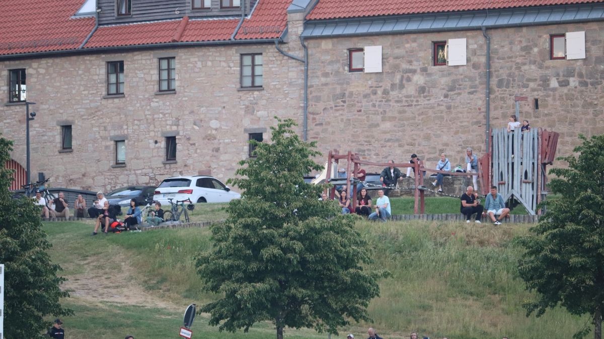 Rund 7000 Fans raven am Samstagabend, 10. Juni, mit Scooter unterhalb der Burg Scharfenstein. Nicht nur aus dem Eichsfeld reisten die Fans an. Aus der gesamten  Bundesrepublik und sogar aus Österreich machten sich die Technofans auf den Weg zum Scharfenstein. 